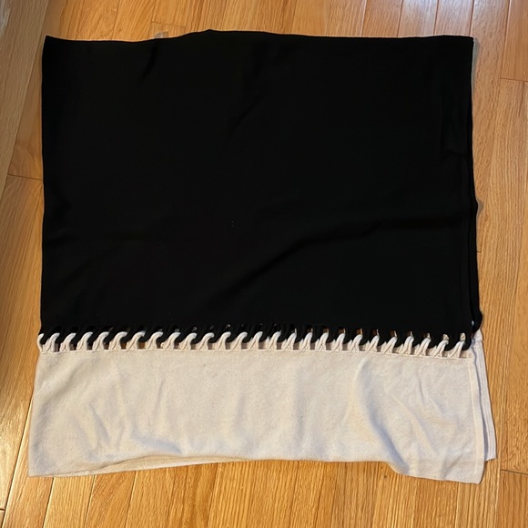 Kinross 100% 2 ply cashmere. Twist Stitch Poncho black white - Picture 2 of 4